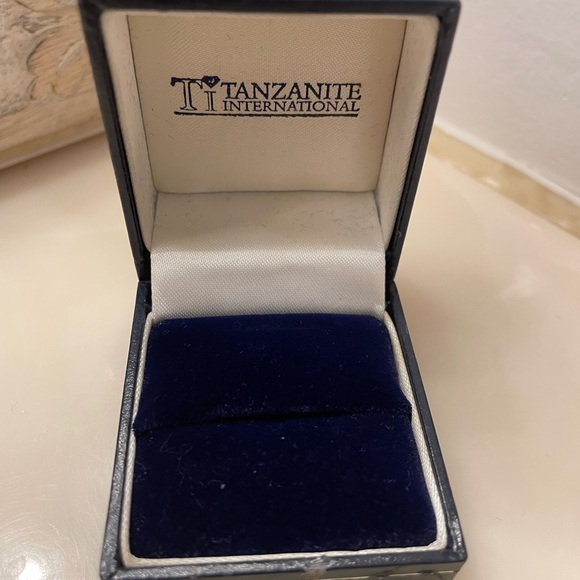 Size 7 gold and yellow Safire ring - Picture 6 of 6